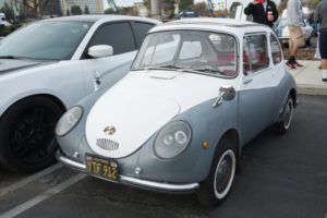 Modelo de Subaru 360 branco e cinza