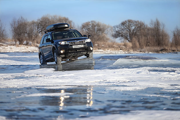 Subaru 4x4 atravessando terreno irregular